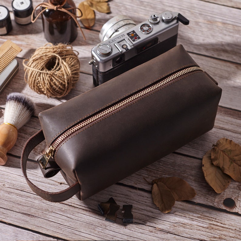 Custom Leather Dopp Kit for Dad Father Of The Bride Gift Personalize Men Toiletry Bag Groomsmen Gift Genuine Leather Toiletry Bag Grandpa
